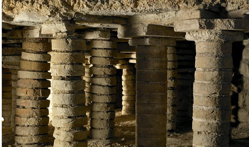 Hypocaustzuilen van ronde bakstenen onder het hete bad van de Romeinse thermen in Zülpich, tegenwoordig het LVR-museum voor zwemcultuur.