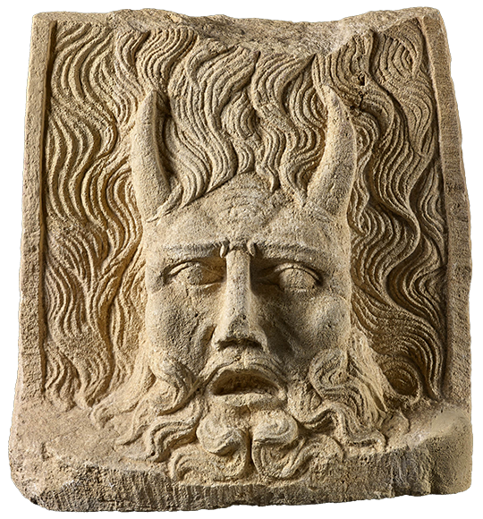 Ein Foto eines steinernen Reliefs des römischen Flussgottes Rhenus mit Hörnern und Bart