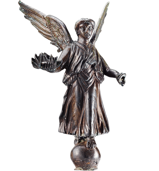 Ein Foto einer römischen Metall-Statuette der geflügelten Göttin Victoria