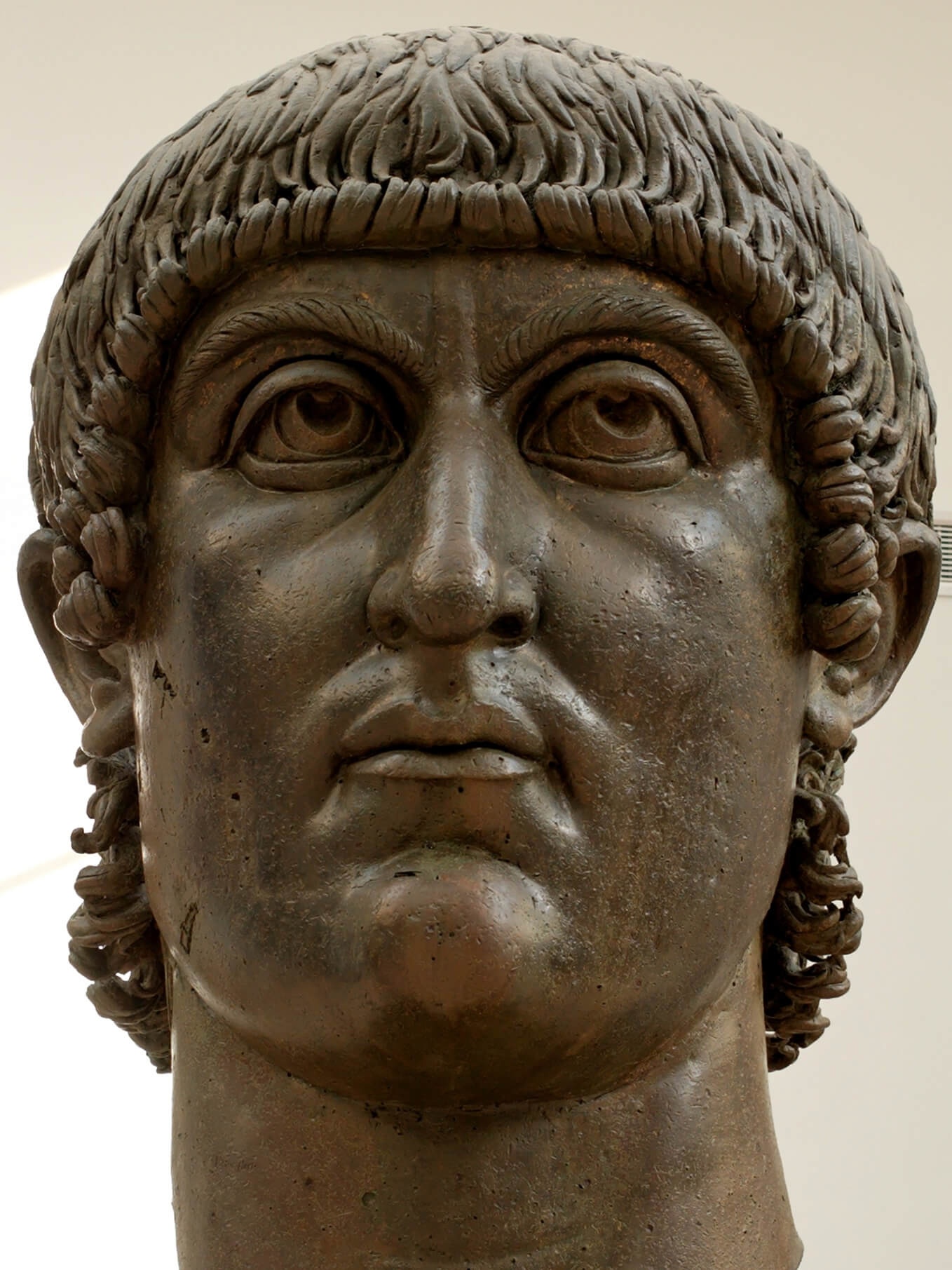 Foto van het hoofd van een bronzen kolossaal beeld van keizer Constantijn I uit de 4e eeuw na Christus.