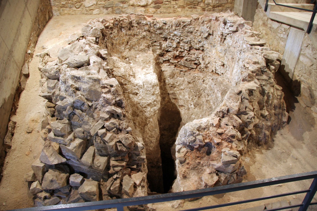 Das Foto eines Kalkofens in der römischen Kalkbrennerei Iversheim.