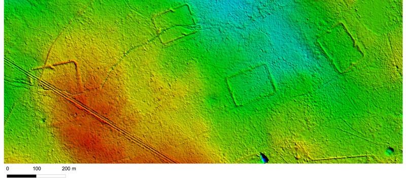 Eine farbige Laserscan-Aufnahme mit den Umrissen römischer Übungslager im Kottenforst