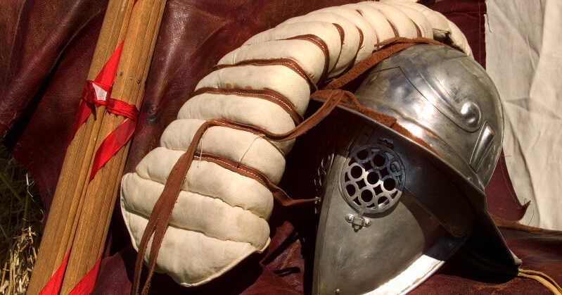 Stavenbundels, armbeschermers en helmen voor gladiatorengevechten in het LVR Archeologisch Park Xanten.