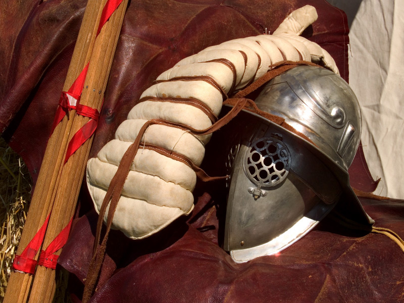 Rutenbündel, Armschutz und Helm für Gladiatoren-Schaukämpfe im LVR-Archäologischen Park Xanten.