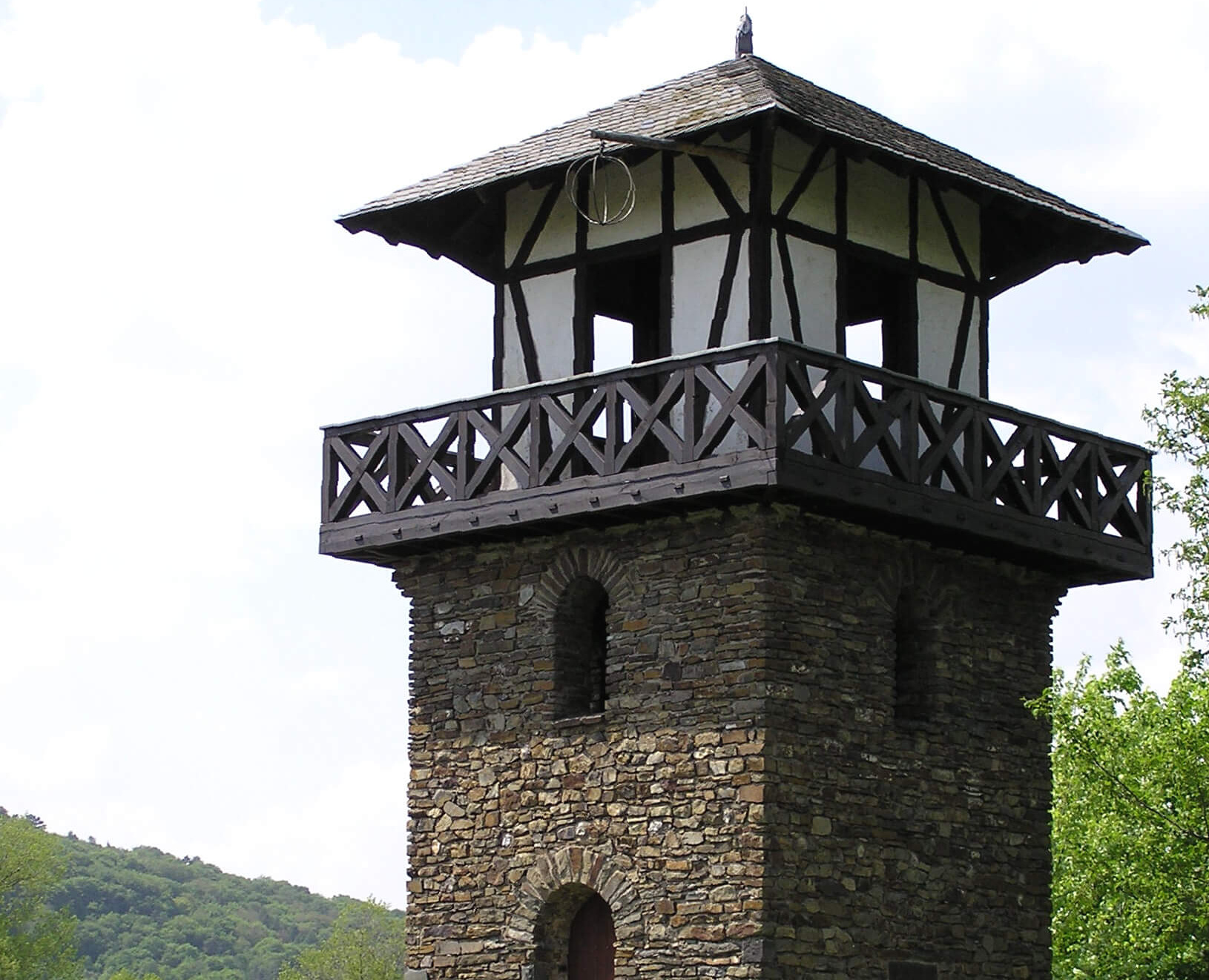 Ein Foto des historisch falsch rekonstruierten römischen Limes-Wachtturmes bei Rheinbrohl