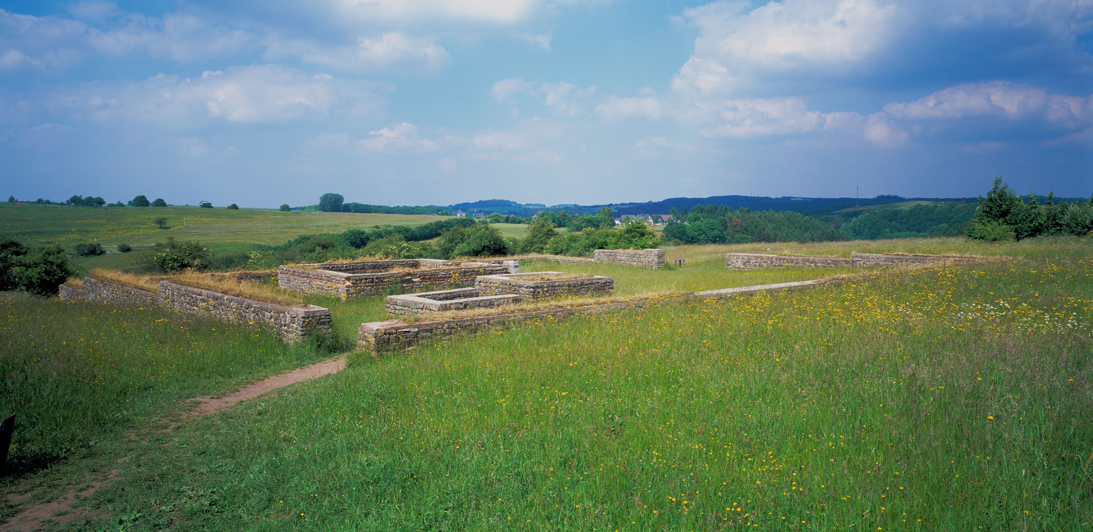 Ein Foto der Mauerreste des gallo-römischen Tempelbezirks "Görresburg" bei Nettersheim