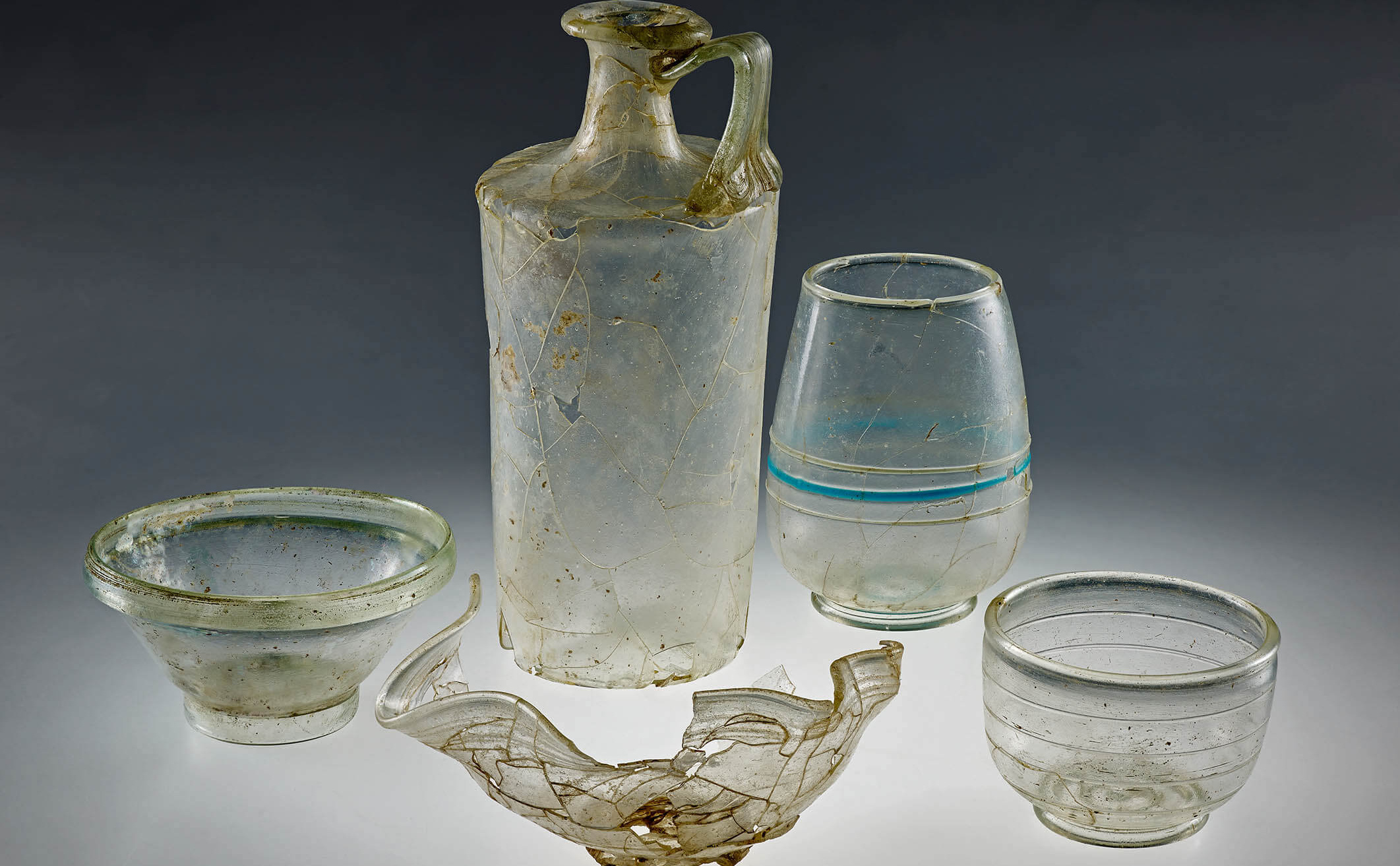 Een foto van verschillende glazen vazen uit een Romeins crematiegraf in Zülpich.
