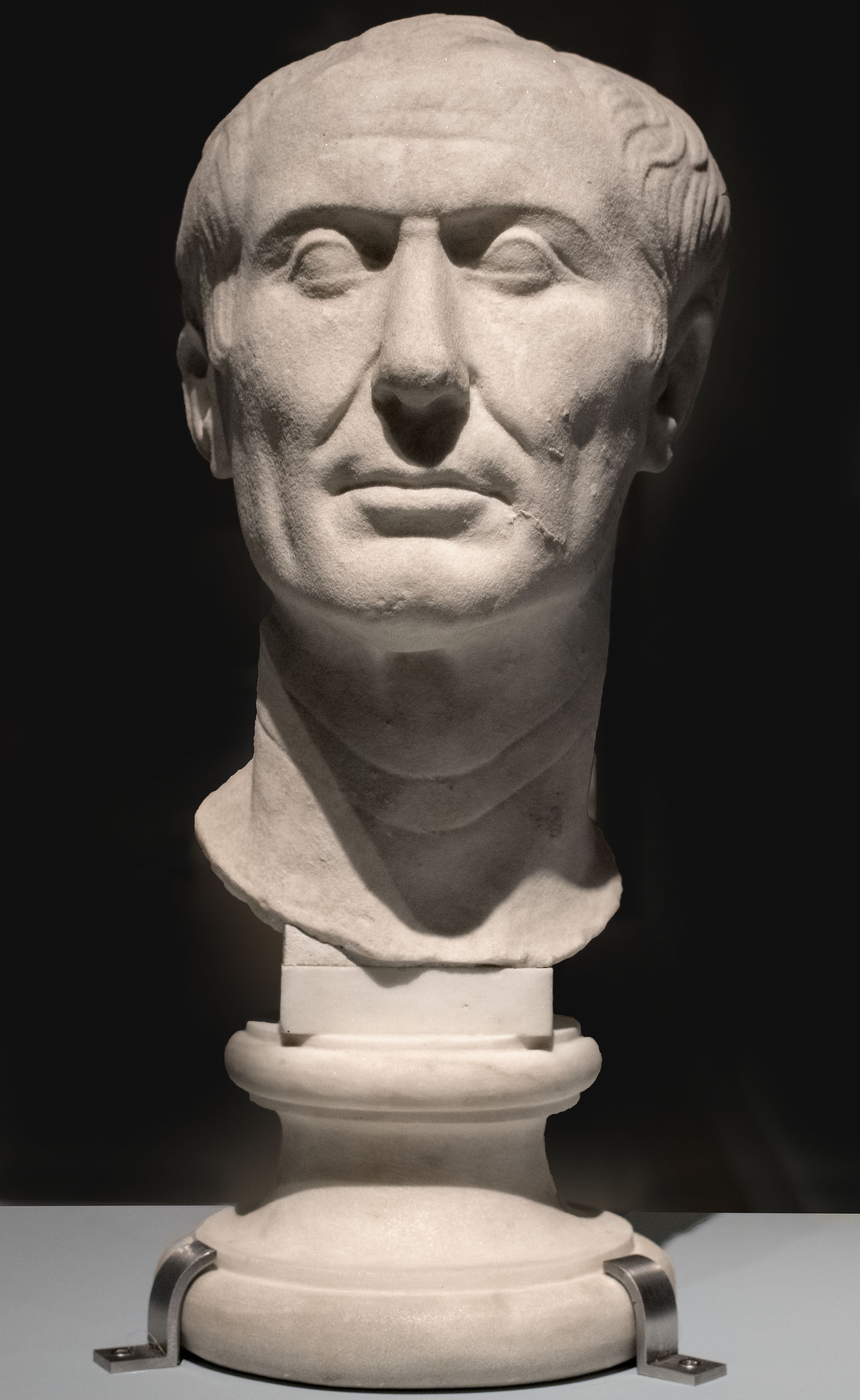 Marmorbüste von Gaius Julius Caesar, datiert zwischen 50-40 v. Chr., heute ausgestellt im Museo di antichità in Turin.