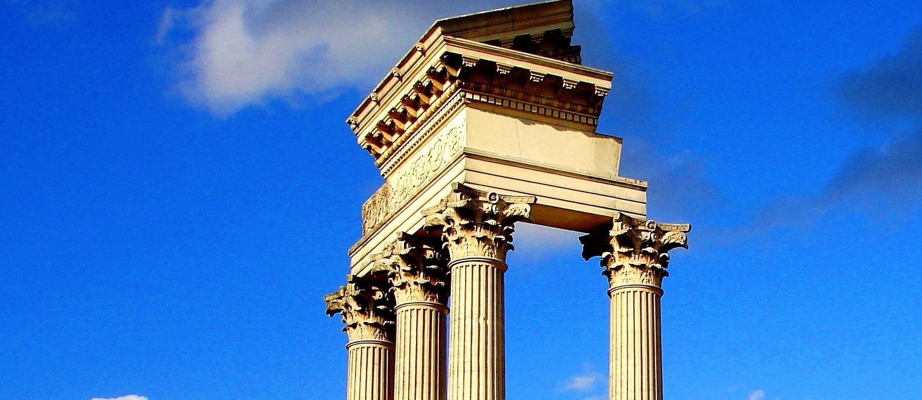 Ein Foto der Säulen des rekonstruierten Hafentemples im LVR-Archäologischen Park Xanten