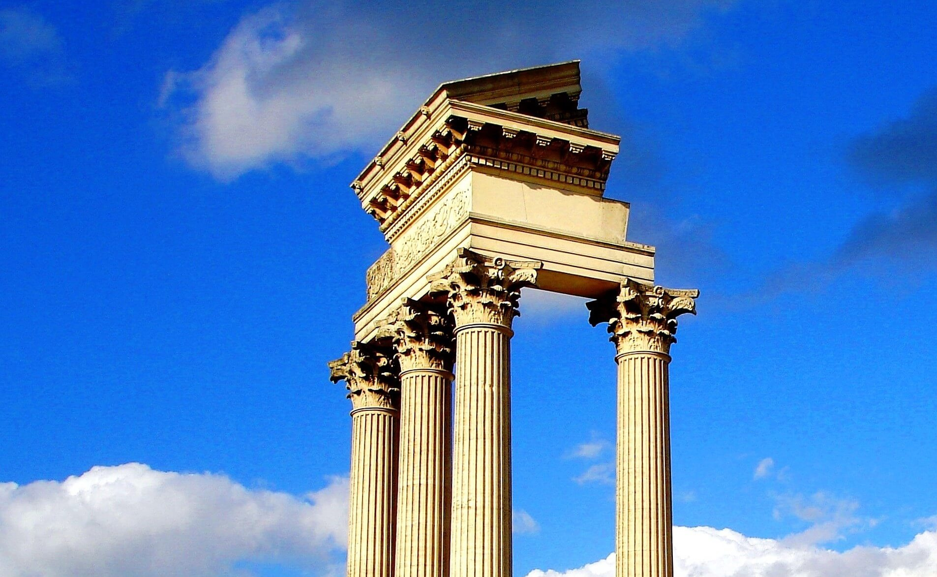 Ein Foto der Säulen des rekonstruierten Hafentemples im LVR-Archäologischen Park Xanten