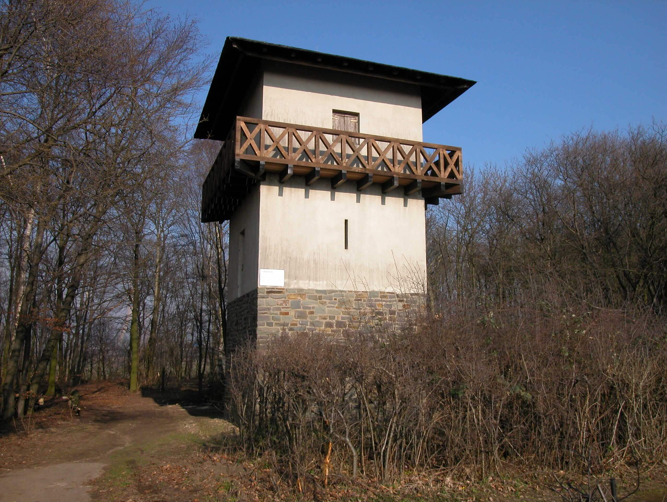 Een foto van de gereconstrueerde Romeinse wachttoren in Neuss-Reckberg