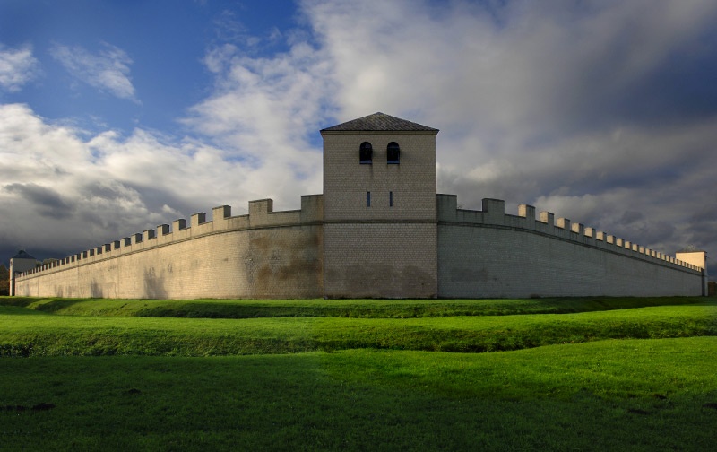 Ein Foto der rekonstruierten römischen Stadtmauer der Colonia Ulpia Traiana im LVR-Archäologischen Park Xanten