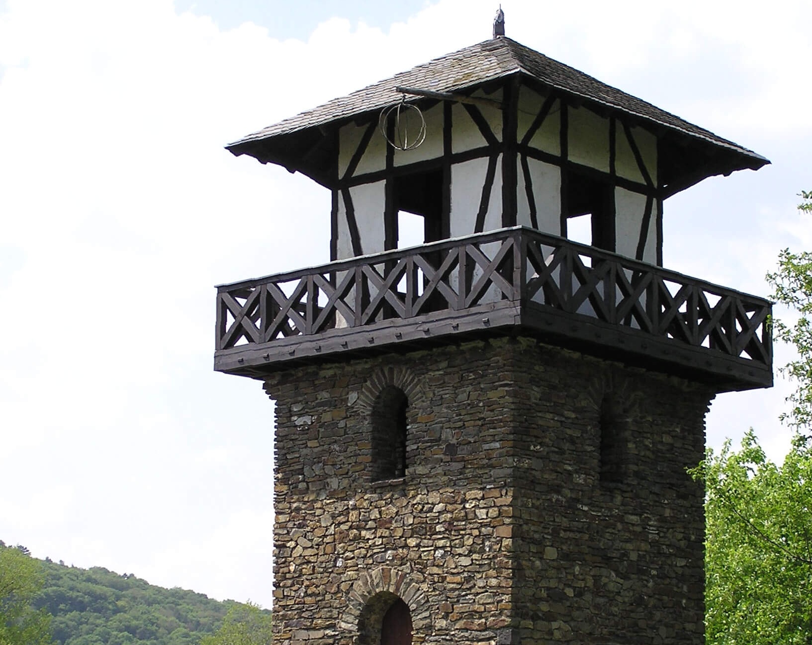 Ein Foto des historisch falsch rekonstruierten römischen Limes-Wachtturmes bei Rheinbrohl