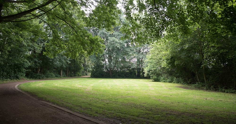 Blick über die Grünfläche beim Wohngebiet in Duisburg-Werthausen, in der Teile des römischen Kleinkastells lagen.