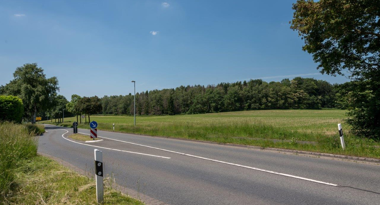 Die heutige Nimweger Straße und ein parallel verlaufender Radweg führen an den Resten der antiken Limes-Straße entlang, die sich hier im Feld schwach abzeichnen.