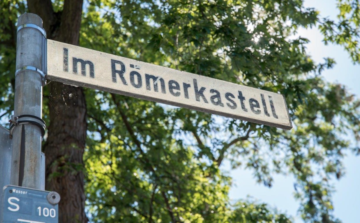 Aufnahme des Straßenschildes "Im Römerkastell" in Köln-Alteburg - ein Hinweis auf das römische Flottenlager vor Ort.