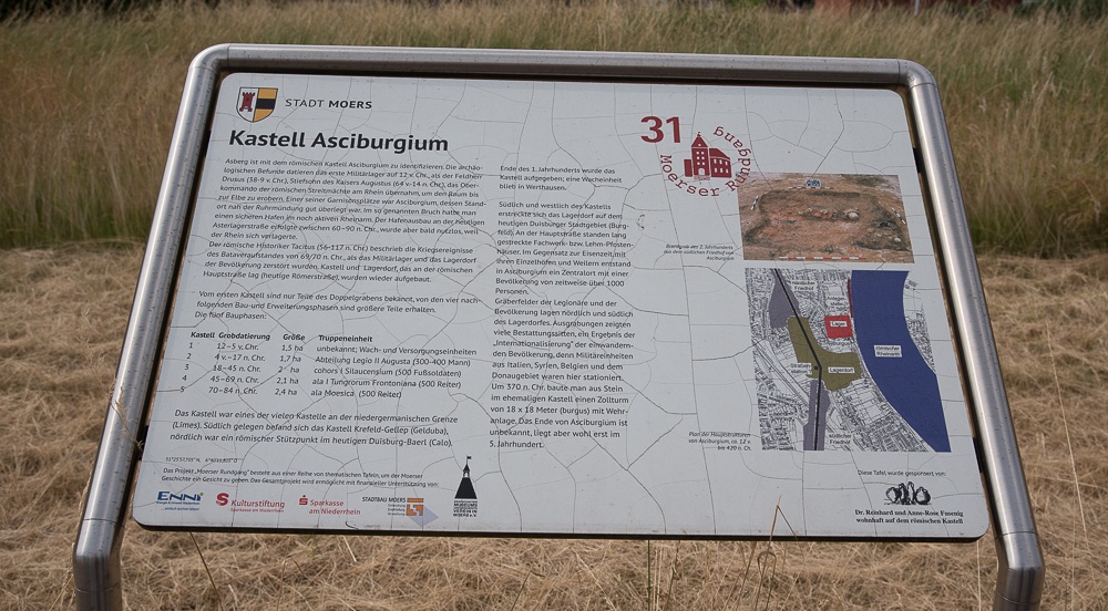 Eine Informationstafel in Moers-Asberg als Hinweis auf den ehemaligen Lagerbereich.