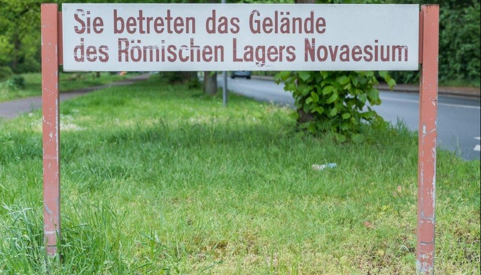 Ein Hinweisschild auf den ehemaligen römischen Lagerbereich in Neuss-Gnadental.
