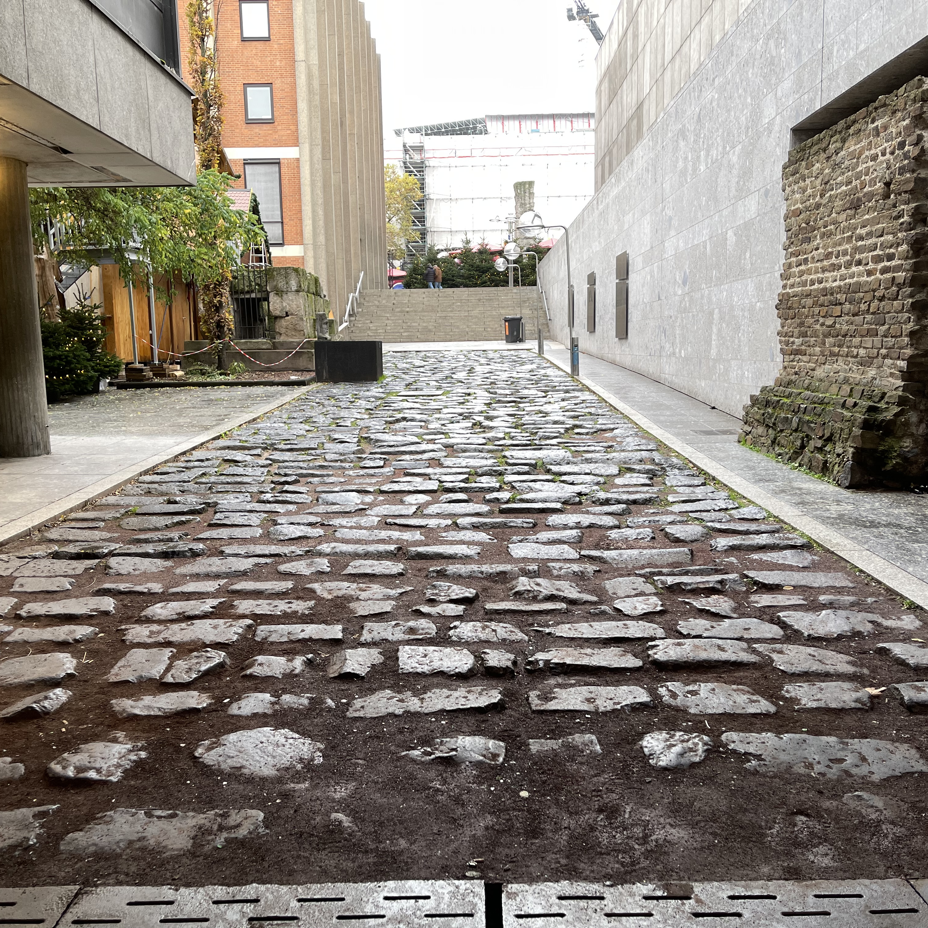 Reste der römischen Hafenstraße in Köln. Erhalten ist nur die unterste Schicht der Fundamentierung: große Basaltbrocken, die den Untergrund stabilisierten 