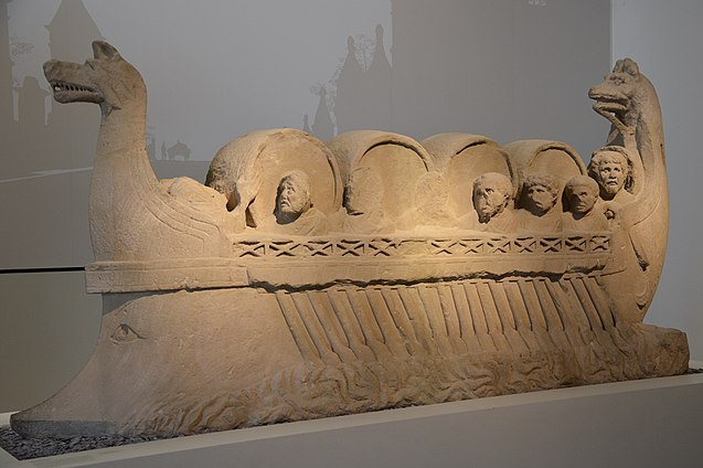 Steinernes Grabsteinmonument in Form eines Ruderschiffs für den Transport von Weinfässern auf der Mosel, um 220 n. Chr., Rheinisches Landesmuseum Trier, Deutschland