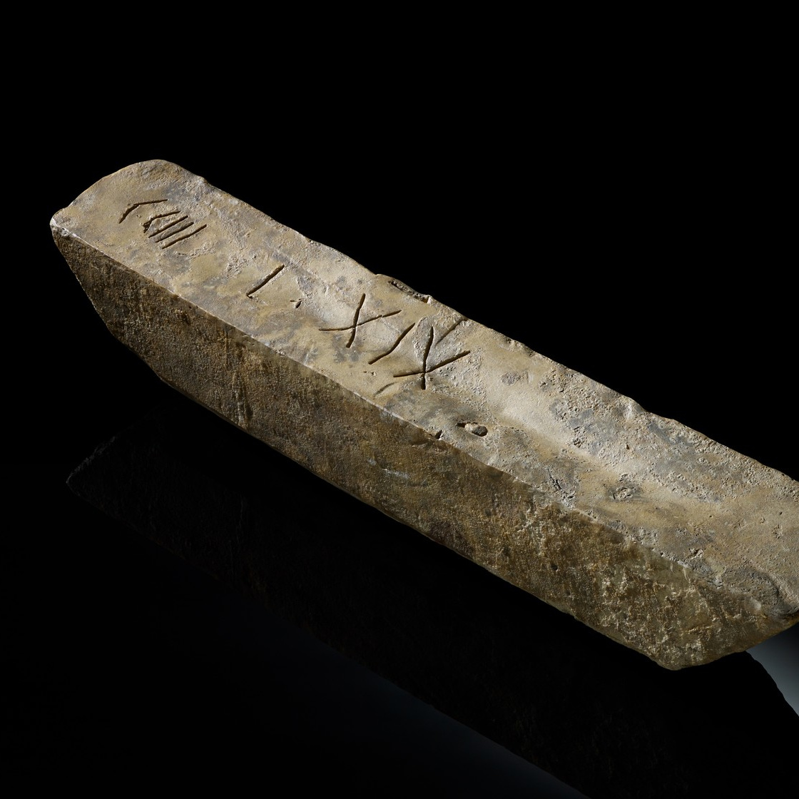 Foto eines Bleibarrens der 19. Legion aus dem Römerlager Haltern mit Inschriften. Gewicht: 64 Kilogramm