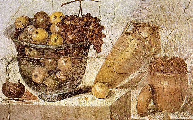 Römisches Fresco aus dem Landsitz der Julia Felix (Pompeji) mit Äpfeln und Trauben in einer hochwandigen Glasschale sowie einer Weinamphore und einem weiteren Gefäß mit Obst