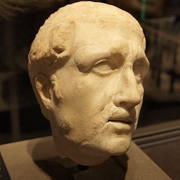 Kopf eines Germanen mit Suebenknotenfrisur. Römische Darstellung aus weißem Marmor, wohl 1. Jahrhundert n. Chr.