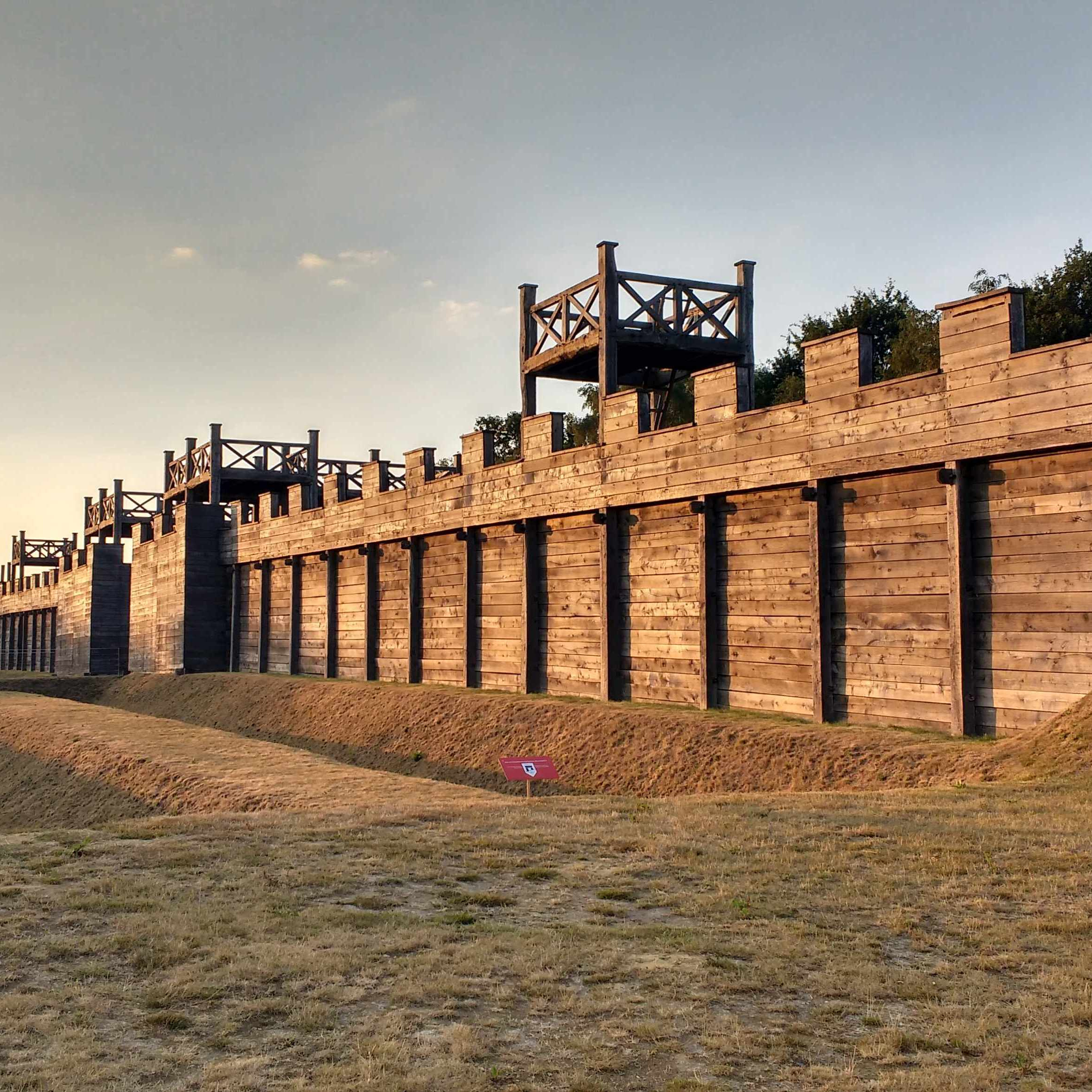 Holz-Erde-Mauer eines Militärlagers. Rekonstruktion des LWL-Römermuseums Haltern am See.