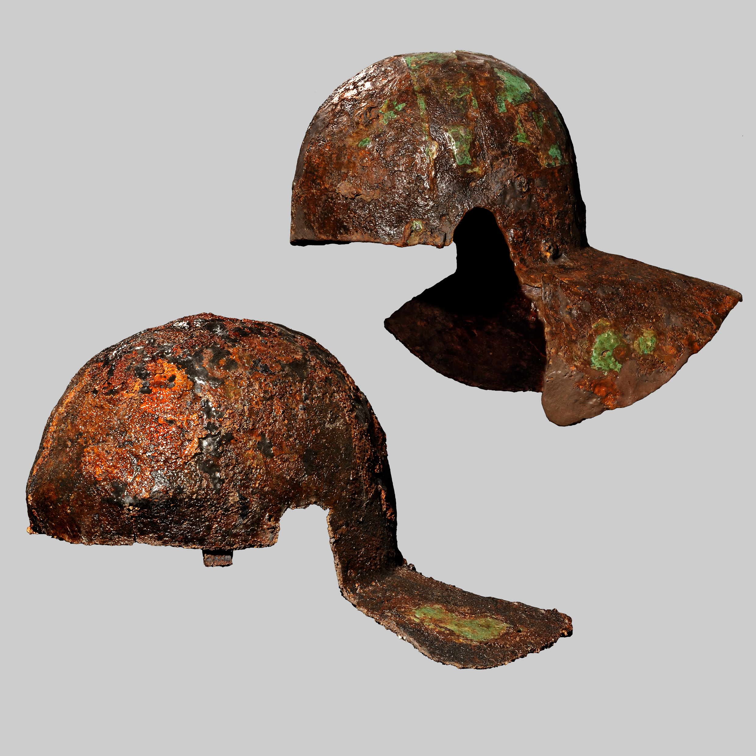 Zwei eiserne Helme von einem Schlachtfeld des Bataveraufstandes, gefunden bei Krefeld-Gellep. 
