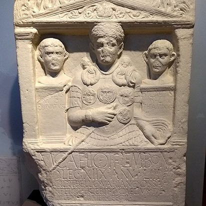Kopie des Gedächtnissteins für den römischen Centurio Marcus Caelius, der in der Varusschlacht fiel. Der Stein zeigt neben Inschriften Brustbild-Reliefs von ihm und zweien seiner Freigelassenen.