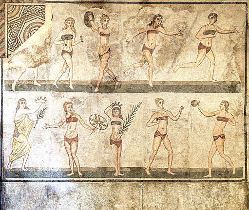 Ein römisches Mosaik aus der Villa del Casale (Sizilien) zeigt zehn Mädchen mit Bikini bekleidet beim Spiel.