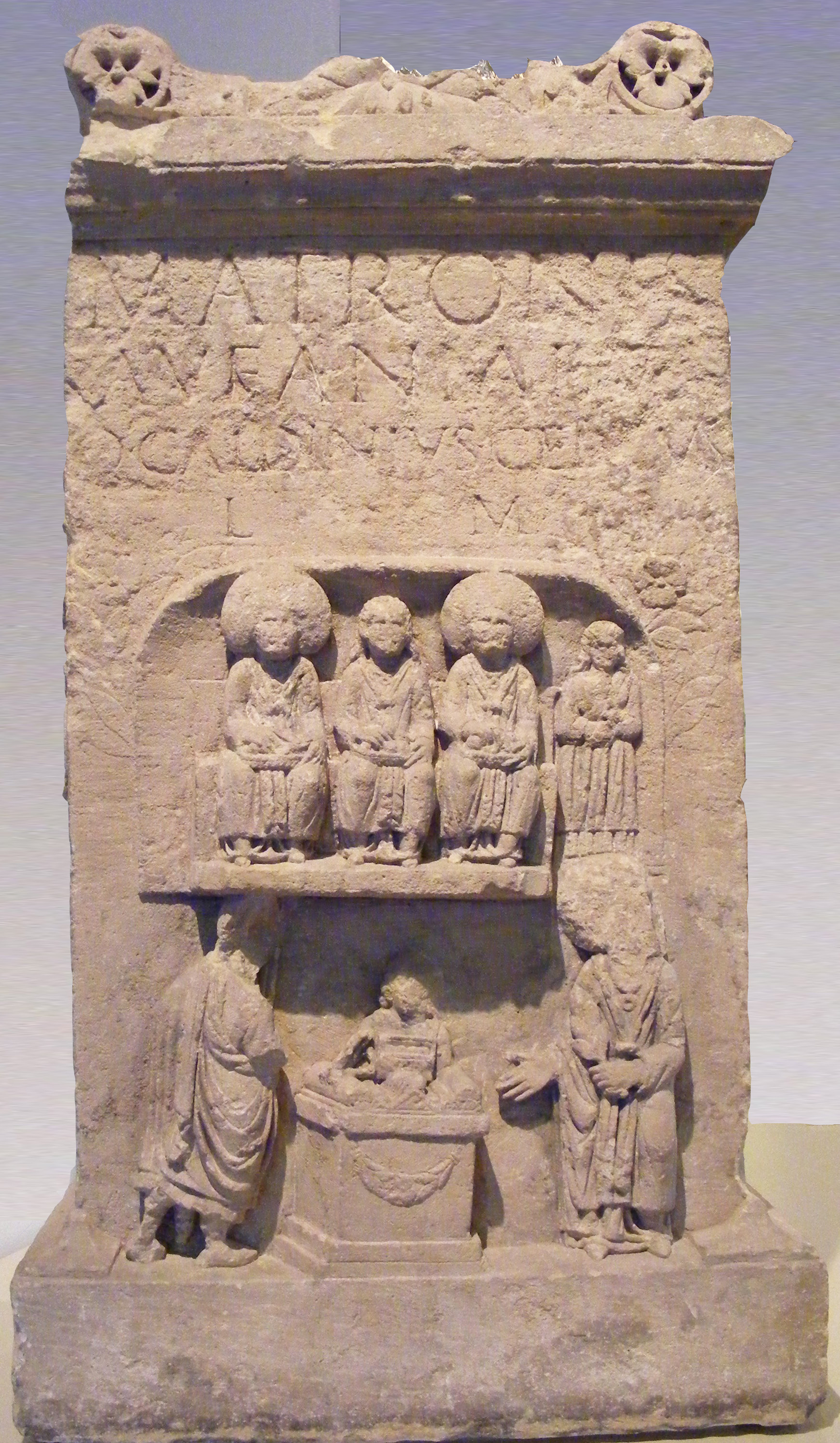 Weihaltar des Quintus Caldinius Certus an die Aufanischen Matronen: Im oberen Register die Kultbildgruppe. Darunter bringt ein Ehepaar in Begleitung von Dienern auf einem Altar ein Brandopfer dar. Links der Stifter in der Toga, ein Ubier mit Bürgerrecht;