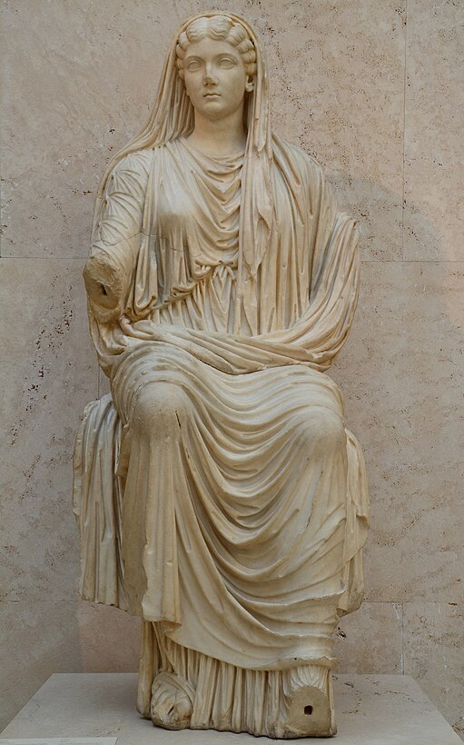 Skulptur der sitzenden römischen Kaiserin Livia Drusilla. Anhand solcher qualitätvoller Statuen lässt sich nachvollziehen, wie die Kleidungsstücke getragen wurden.