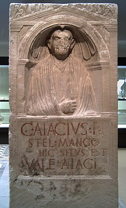 Steinerne Grabstele des Sklavenhändlers Caius Aiacius aus dem 1. Jh. n. Chr. Römisch-Germanisches Museum Köln.