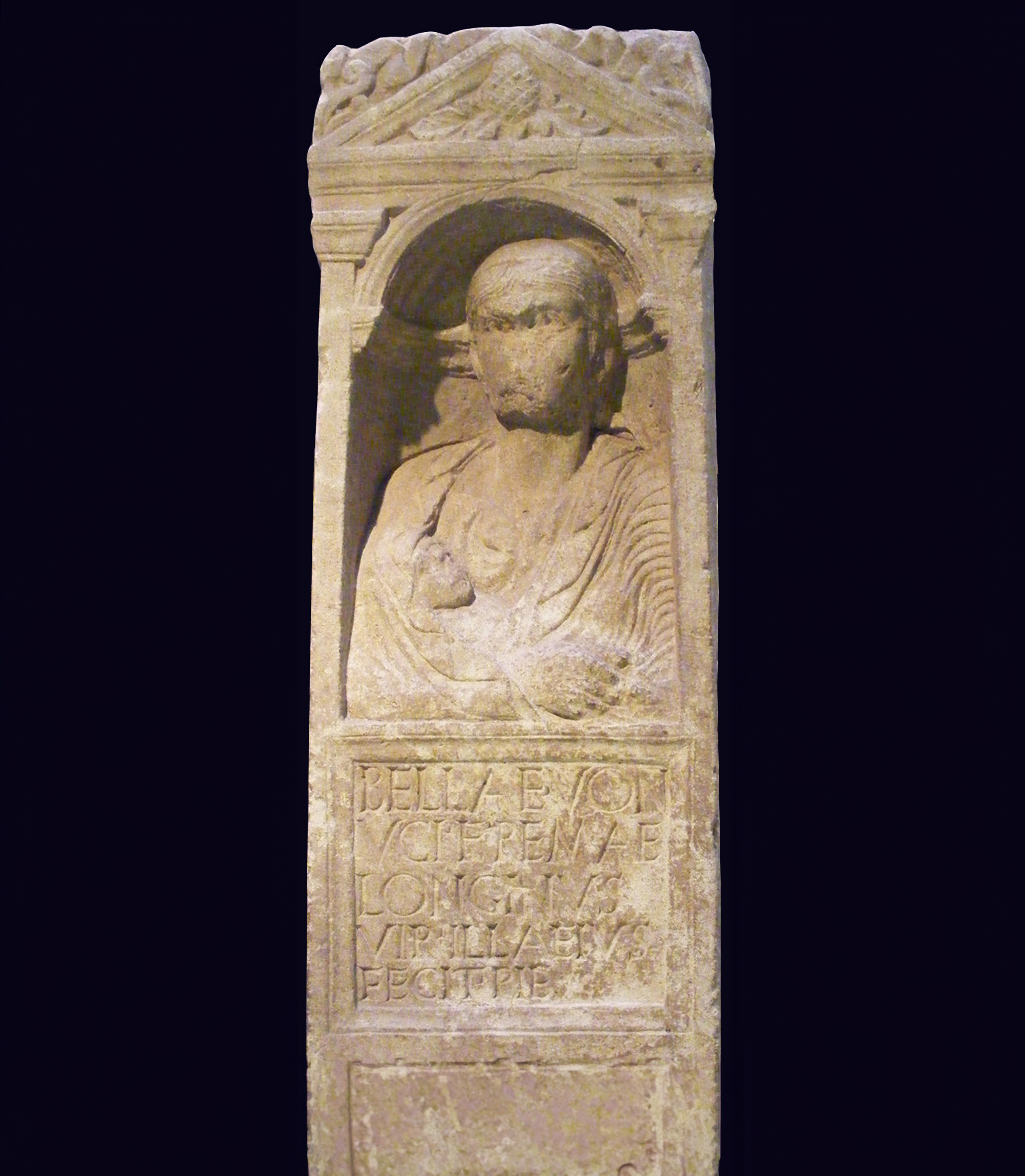 Grabstein für Bella, einer Gallierin aus der Umgebung von Reims. Das Relief zeigt die jung Verstorbene. Römisch-Germanisches Museum Köln.