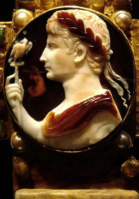Römische Kamee mit Portrait des Kaisers Augustus (27 v.  – 14 n.Chr.), eingearbeitet in das mittealterliche sogenannte "Lotharkreuz". Aachener Domschatzkammer.