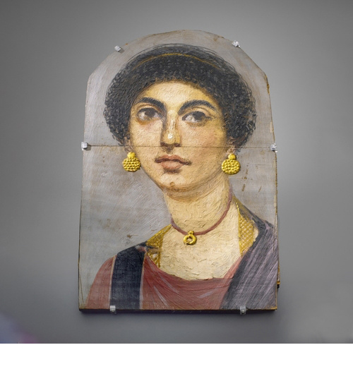 Ein auf Holz gemaltes farbiges Mumienporträt einer Frau in roter Tunika und violettfarbener Palla. Ägyptisches Museum und Papyrussammlung Berlin.