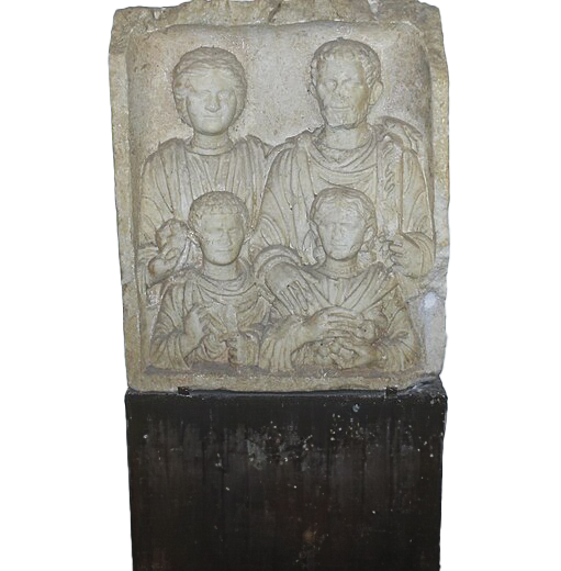 Der steinerne Grabstein eines römischen Soldaten aus dem 2.-3. Jahrhundert nach Christus zeigt ihn in Zivilkleidung mit Frau, Tochter und Sohn im Halbrelief. Museum Lauriacum, Enns (Österreich)