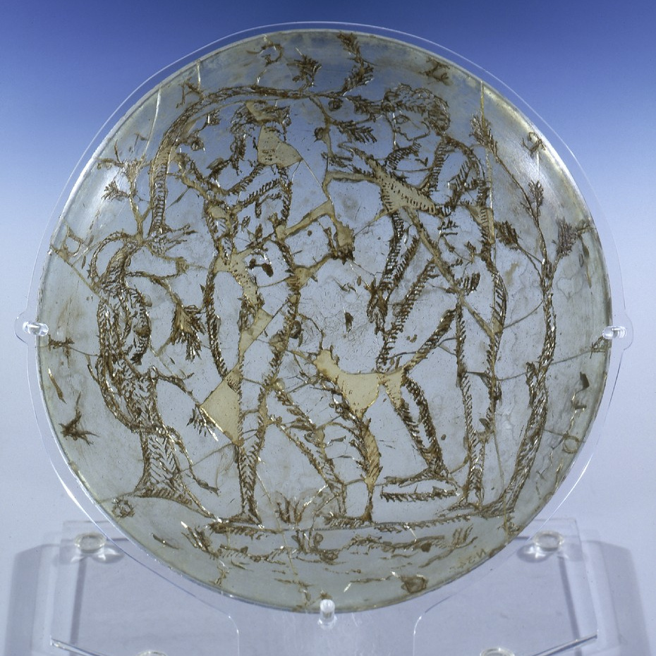 Eine gläserne Trinkschale mit bandartigen eingelassenen, goldfarbigen Verzierungen. Gefunden als Grabbeigabe. Dargestellt ist der Sündenfall. Die Inschrift lautet übersetzt: „Mögest du dich in Gott freuen. Trinke! Lebe!“. Römisch-Germanisches Museum Köln.