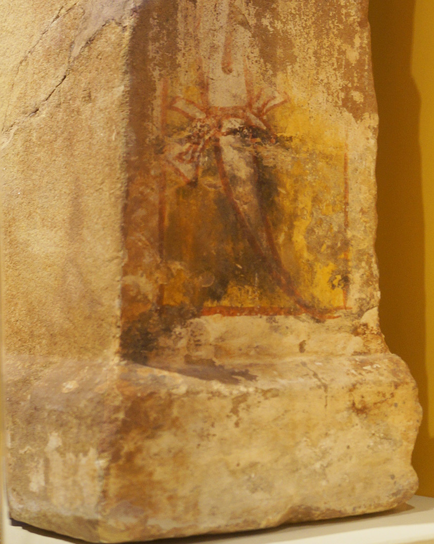 Foto des steinernen Weihaltars des Titus Aurelius Exoratus an Minerva. Die Bemalung auf der Schmalseite ist fast vergangen. Sie zeigte ein Füllhorn mit Früchten und Pinienzapfen.