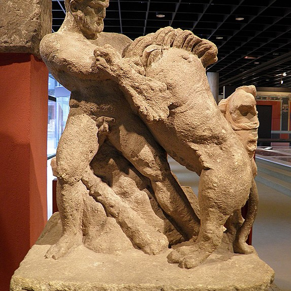 Herkules erwürgt mit bloßen Händen den nemeischen Löwen, die erste seiner zwölf Taten. Von einem Grabmal. Römisch-Germanisches Museum Köln.