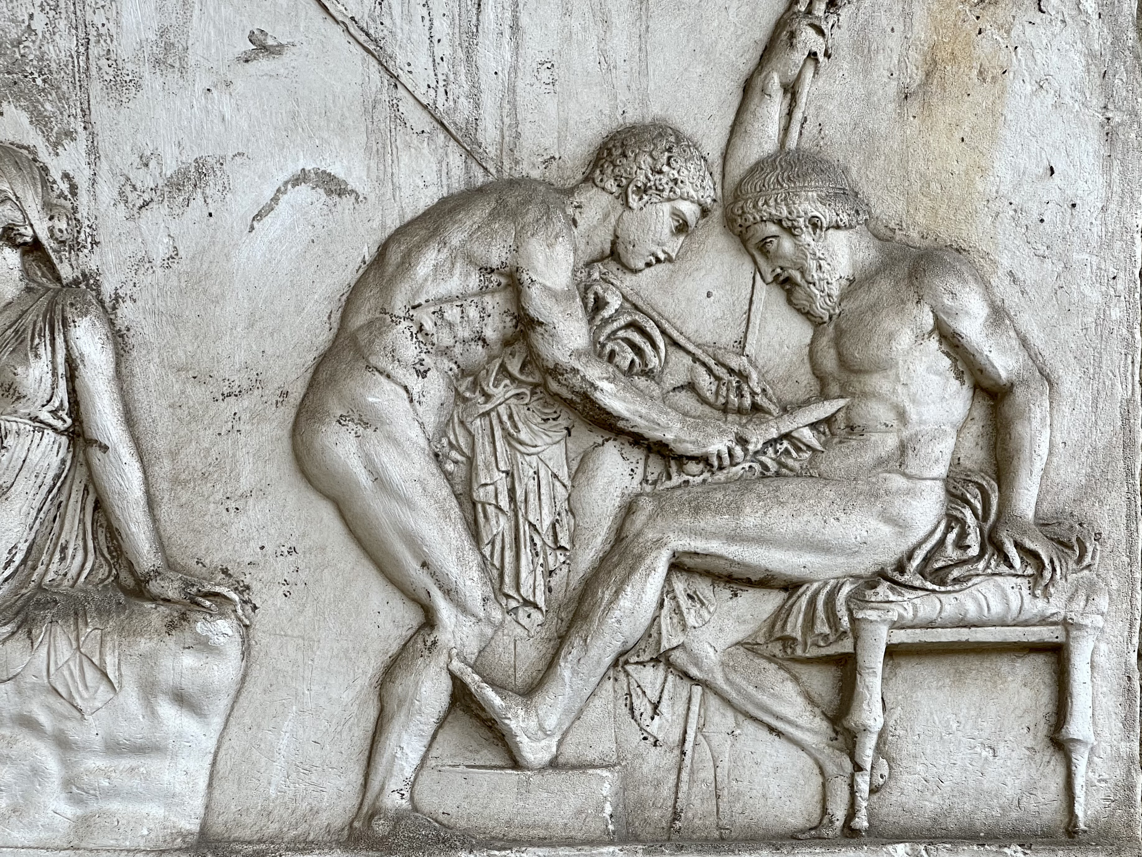 Aufnahme eines Reliefs aus Herculaneum, auf dem der Held Achilles den verwundeten Telephos behandelt.