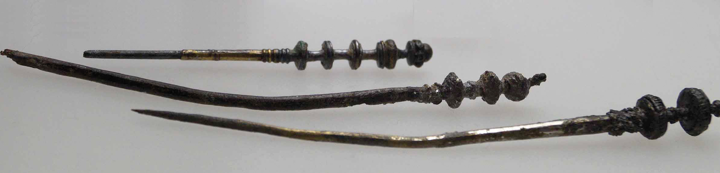 Foto dreier Schmucknadeln aus verzinntem Buntmetall mit knopfartigen Verzierungen, wie sie auch Ubierinnen für ihren Kopfputz verwendeten. Römisch-Germanisches Museum, Köln.