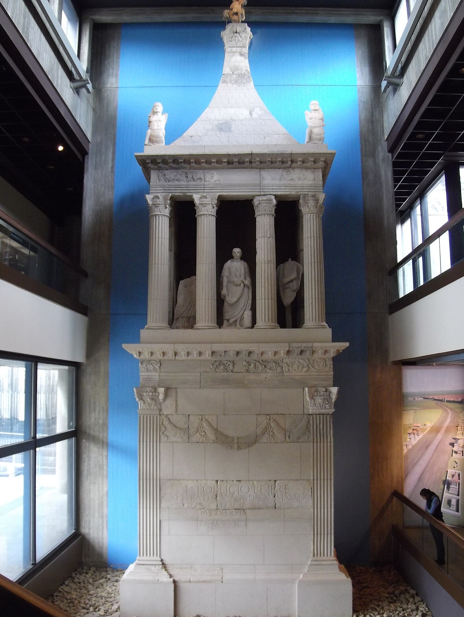 Foto des steinernen Grabmonumentes des Poblicius im Römisch-Germanischen Museum, Köln.