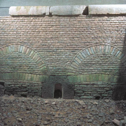 rekonstruierte römische Brunnenfassung (Klausbrunnen)